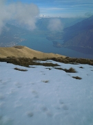 35 Il lago di Piona dalle nevi del Bregagno